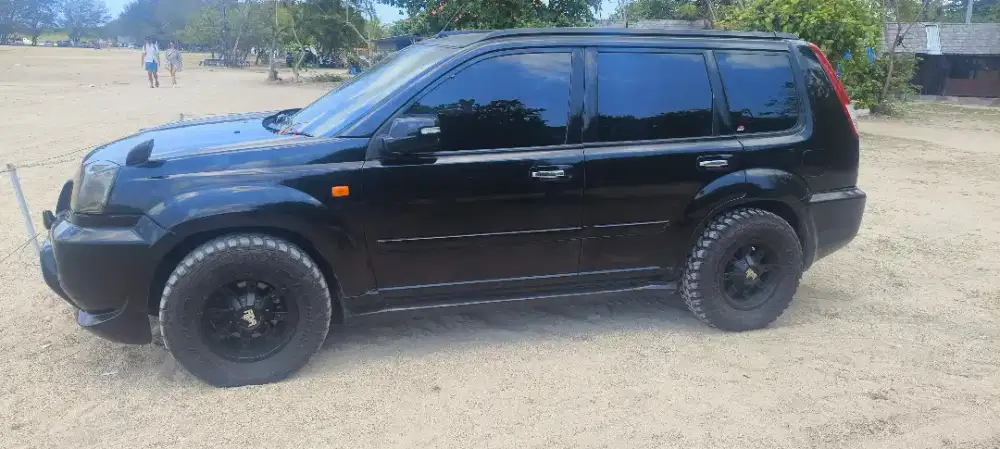 Nissan xtrail T30 hitam