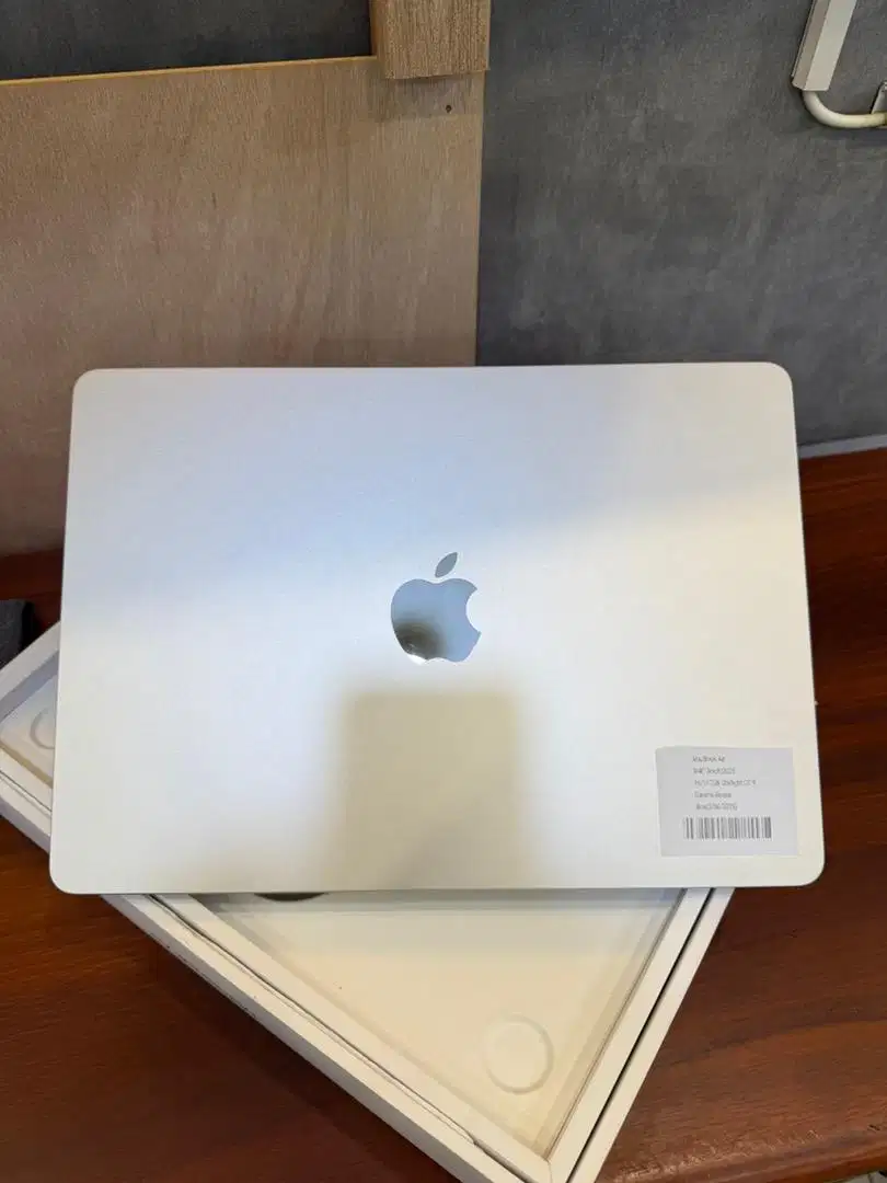 Macbook Air (M4 13inch 2025) 16/512SSD Garansi iBox 03/Juni/2026