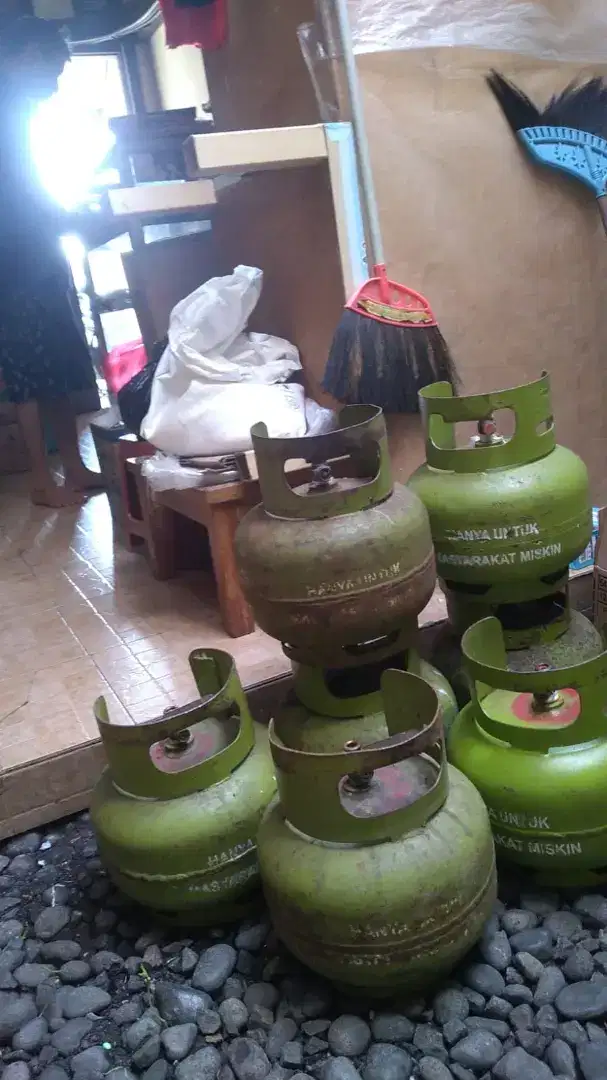 Dibutuhkan karyawan laki - laki untuk warung nasi
