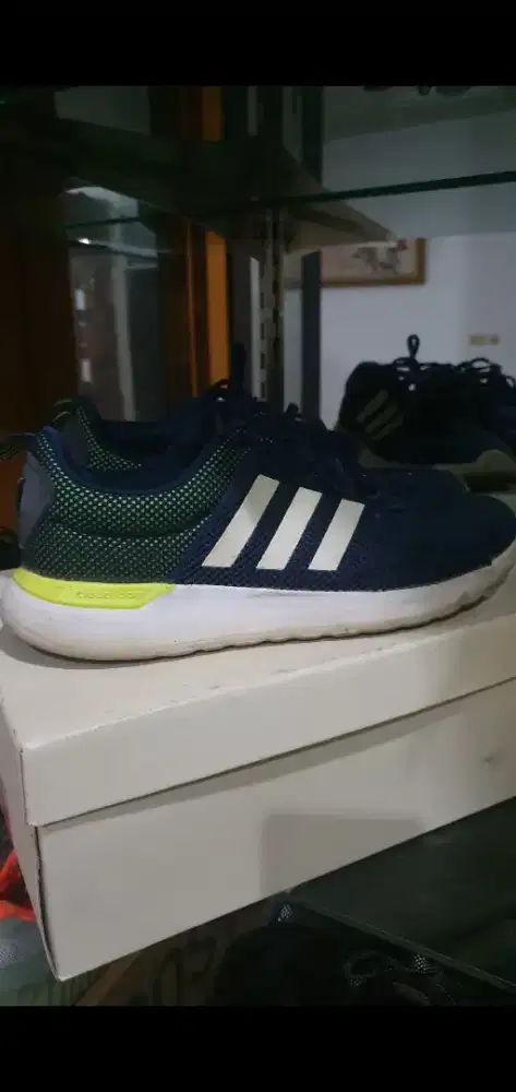 Sepatu sport sneaker