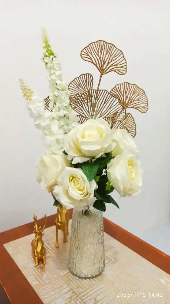Bunga imitasi dan vas