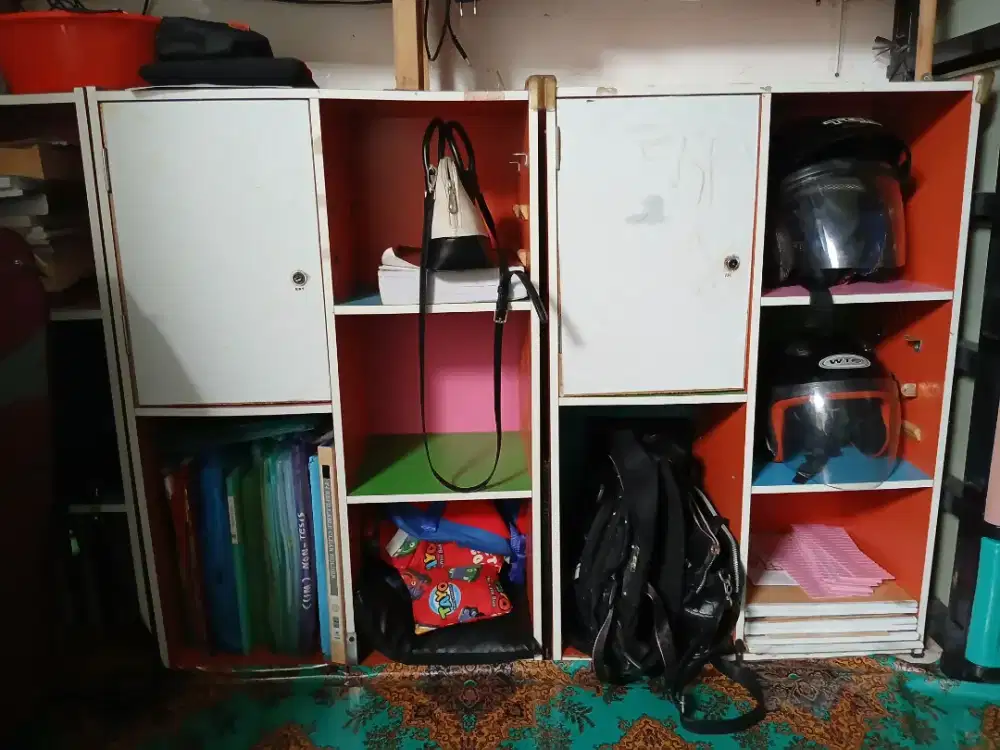 Dua rak buku masih cukup bagus