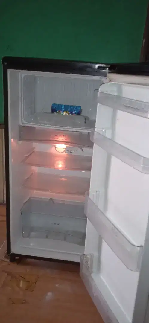 Dijual kulkas 1pintu Toshiba Glacio siap pakai.