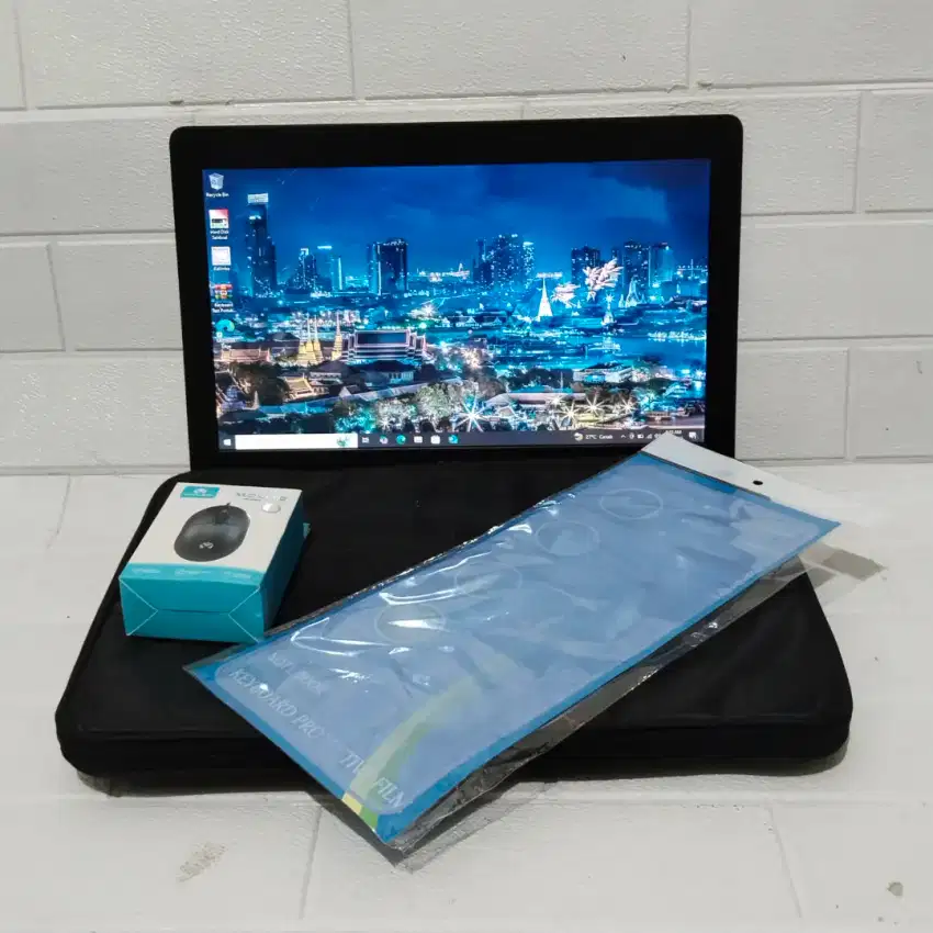 Asus X453MA 
Intel Celeron CPU N2840 
Ram 8 GB /500 GB