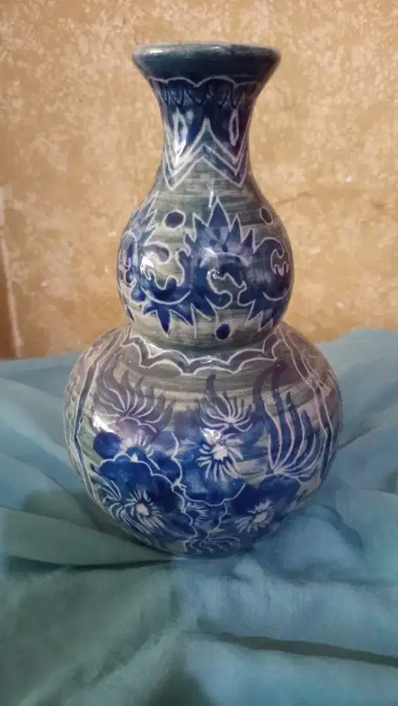 Guci keramik dengan model yg unik