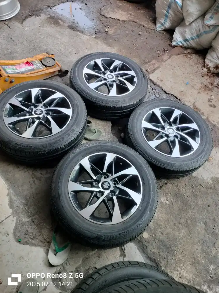 Jual vleg oem ertiga R15 pcd 5x114 kond mulus ban msih 85% bregestone