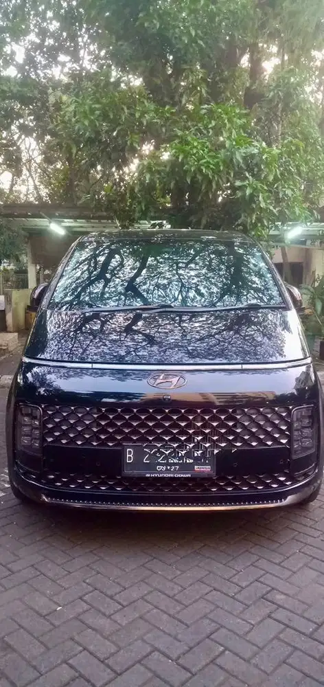 Hyundai Staria 2.2L Signature 7 Seater Diesel Back on Black. Perfect