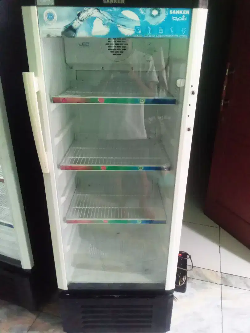 Dijual cepat showcase