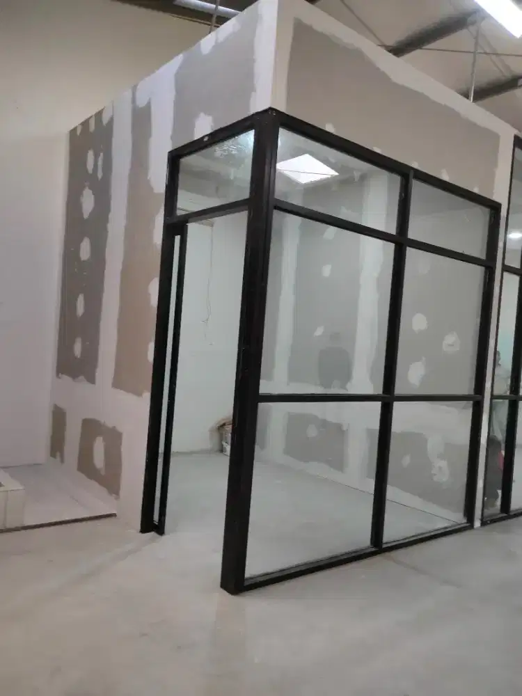 Partisi alumunium dan kaca