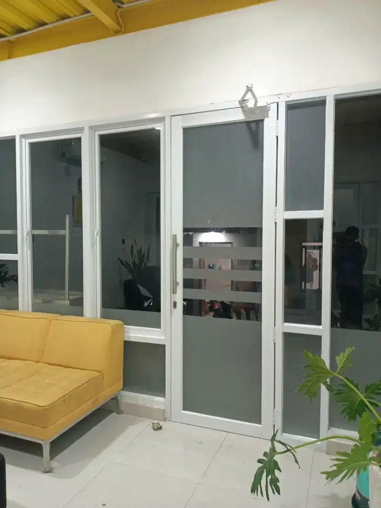 Partisi kaca kusen aluminium