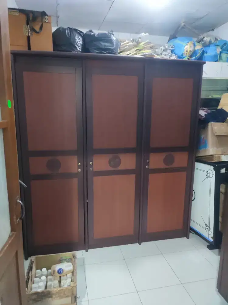 Lemari 3 pintu partisi