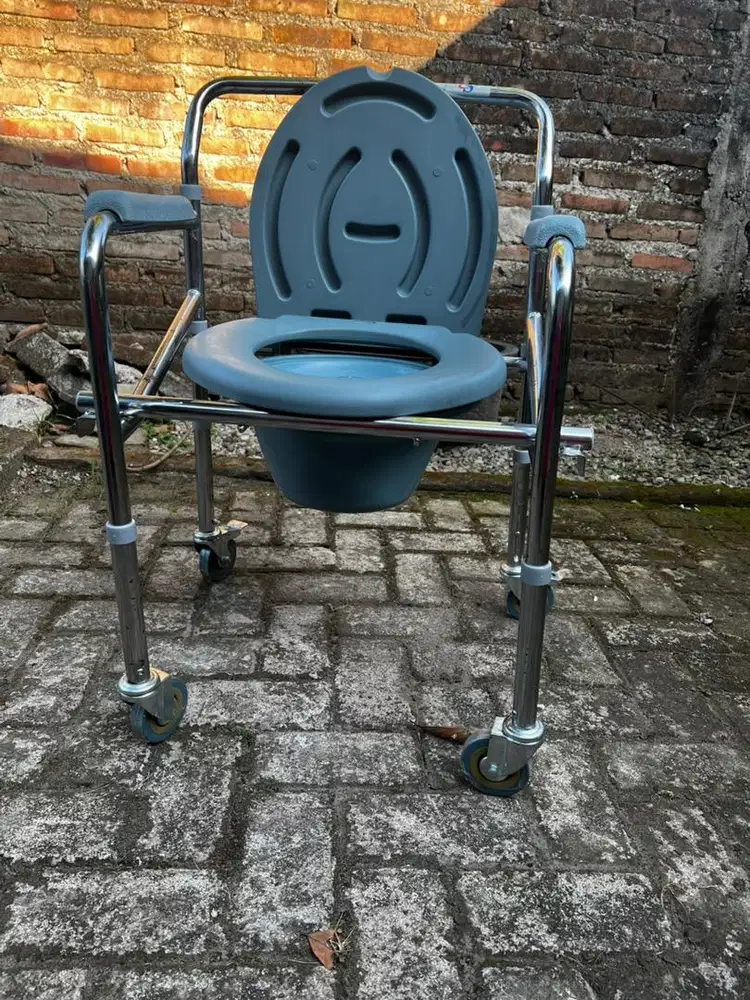 Kursi BAB lipat roda (Sella Commode Chair 696)