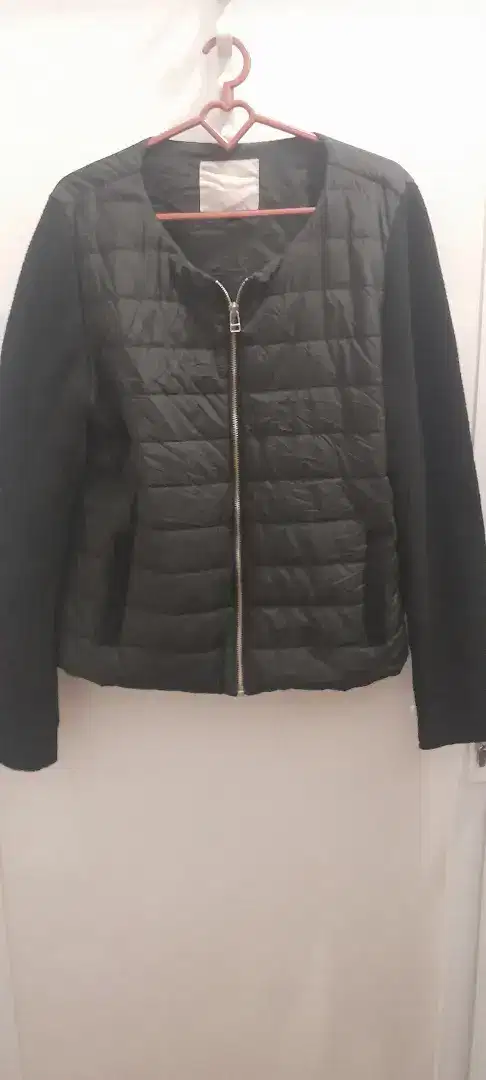 Jacket bomber isolasi bulang hitam zipper lengan rajut