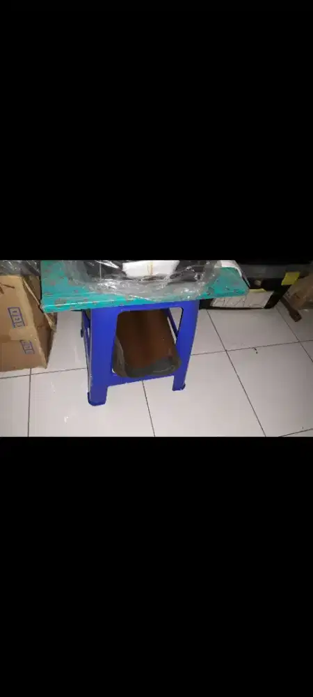 meja kecil dengan kaki bangku plastik