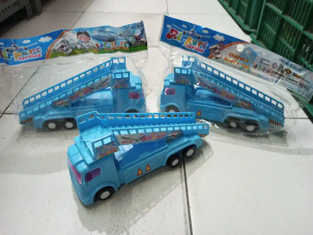 Mainan anak truk bandara