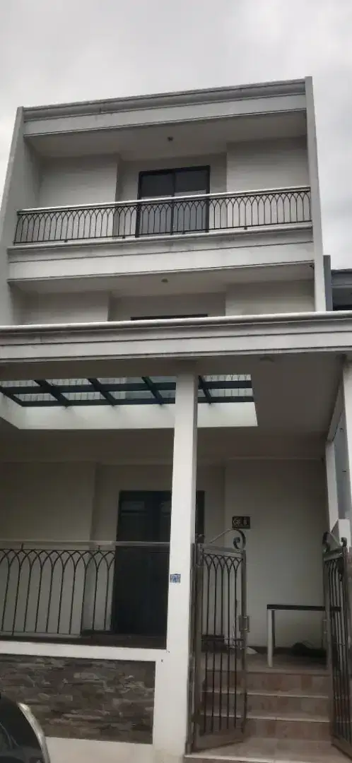 Disewakan Ruko 3 lantai Kembangan Jakarta Barat.