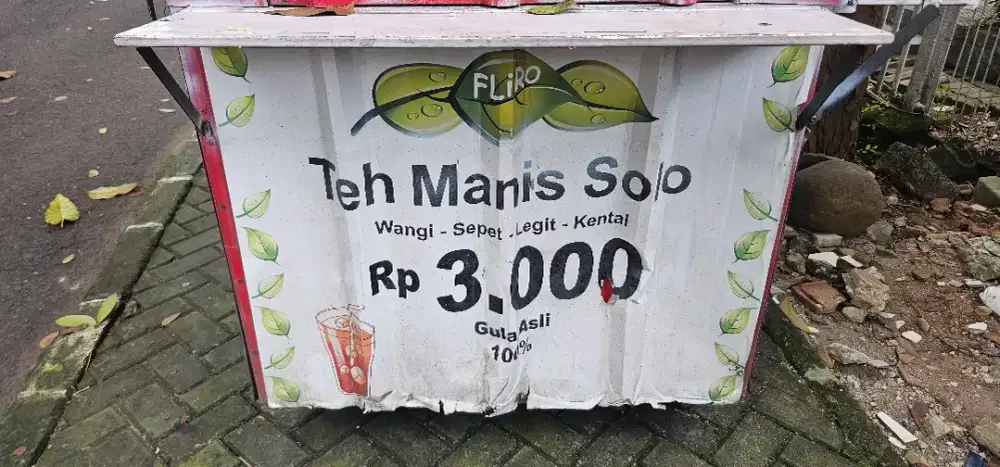 Wanita jaga stand teh Solo dan Makanan