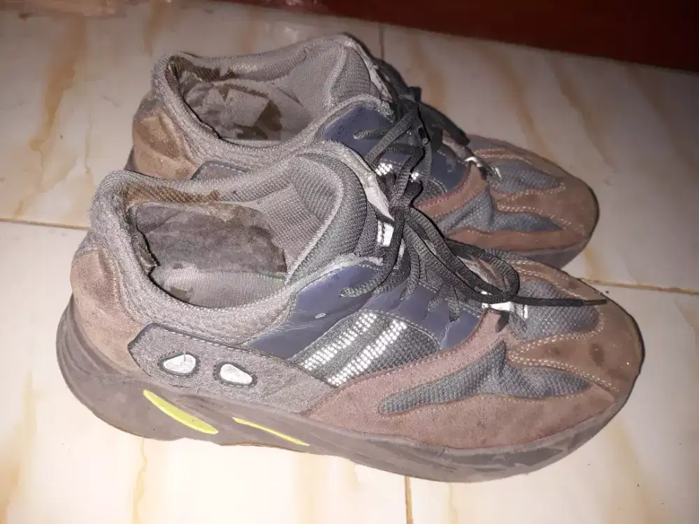 Sepatu Ad*das Yeezy 700 Coklat