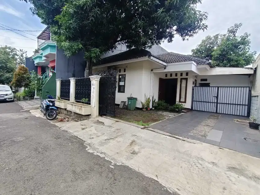 Rumah 1 Lantai Nyaman, Terawat, Dengan Taman Luas di Cirendeu
