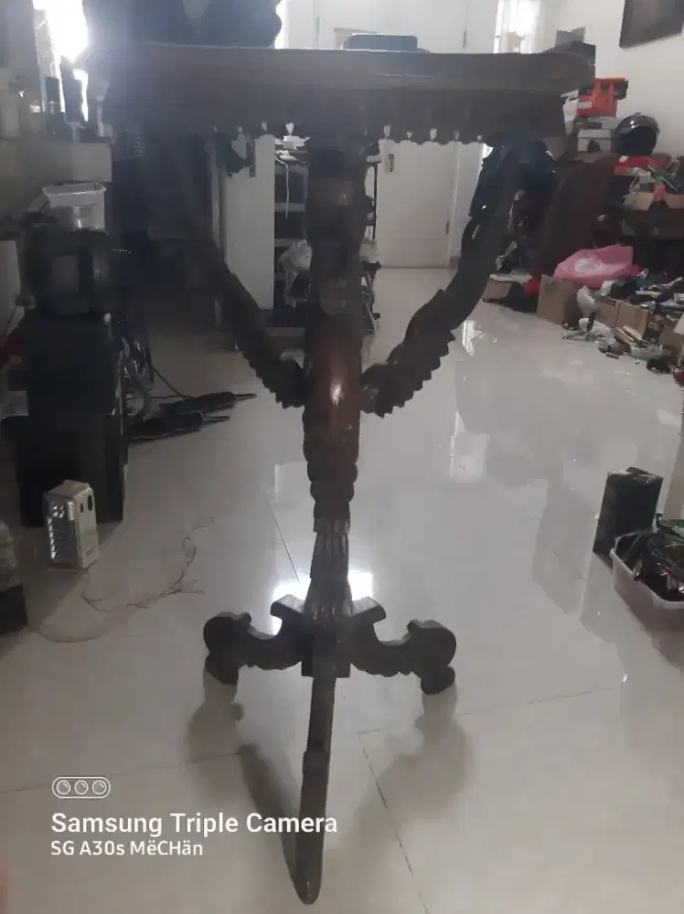 Meja ukiran Burung Naga