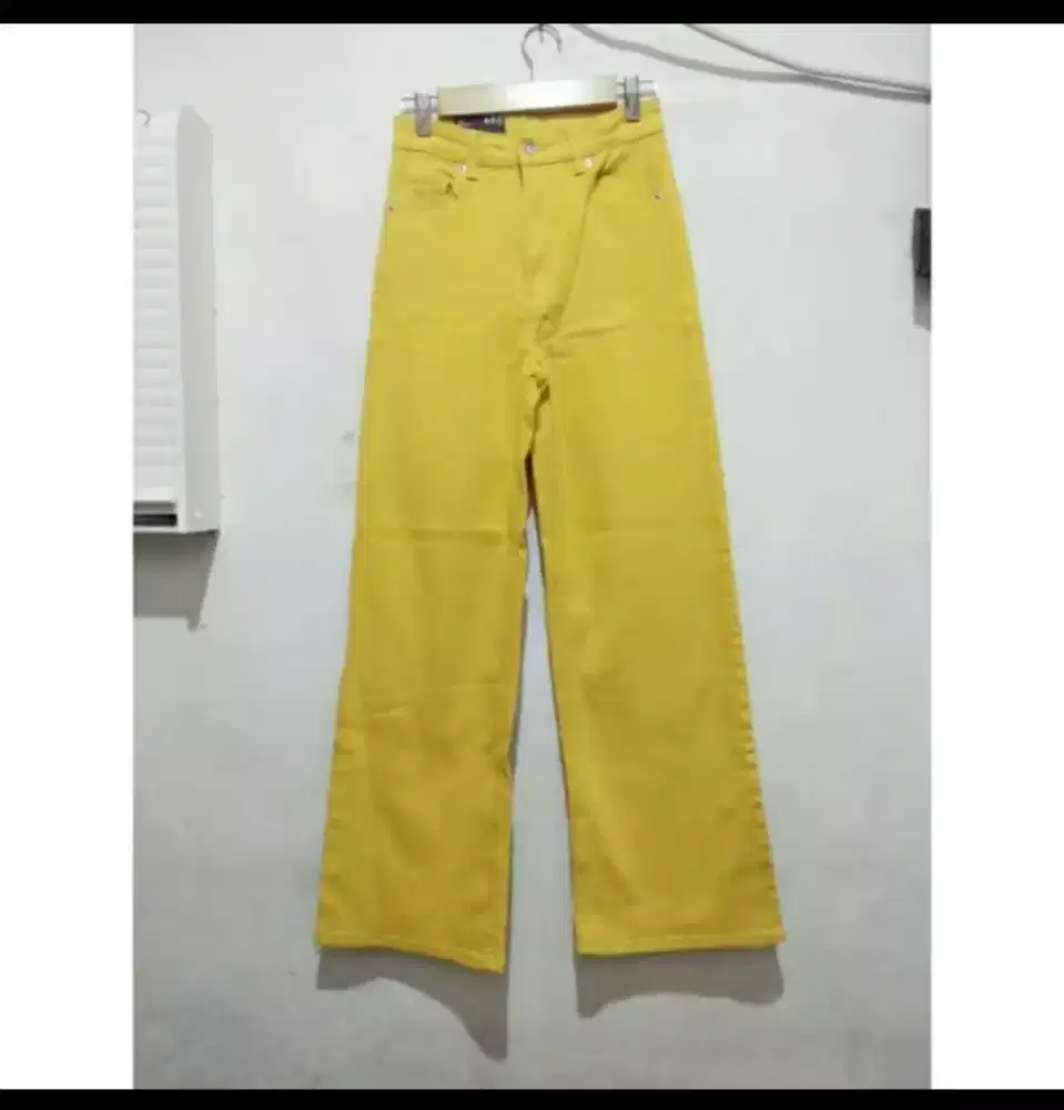 Celana Panjang DIVIDED H&M Soft Jeans
Wanita Size 34 ( BARU )