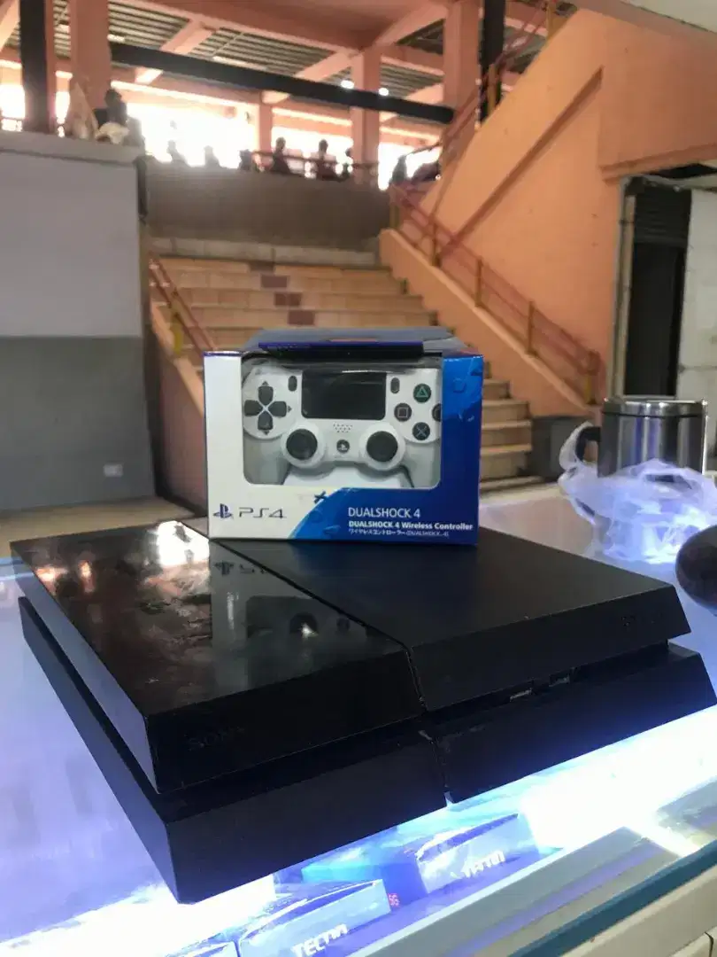 PS 4 fat 500 GB, stick 1. Include game 4