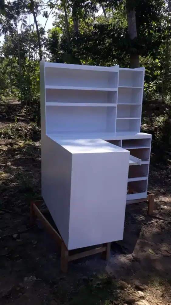 Meja belajar minimalis