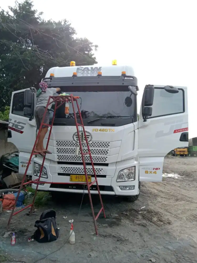 Kaca film tolak panas hitam pekat