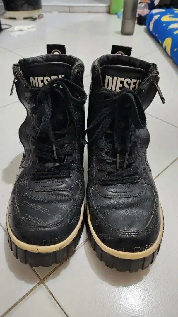 Sepatu boots pria brand Diesel (preloved)