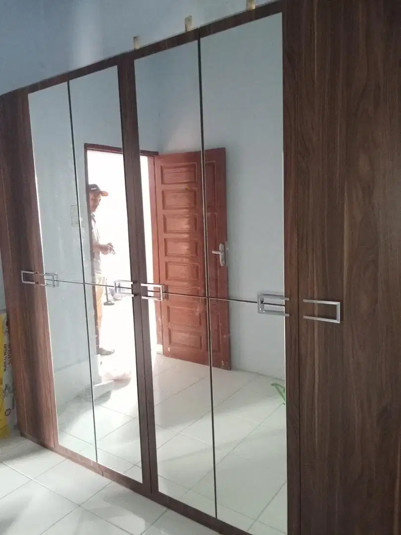Satu set lemari 6 pintu , meja rias, tempat tidur merek informa