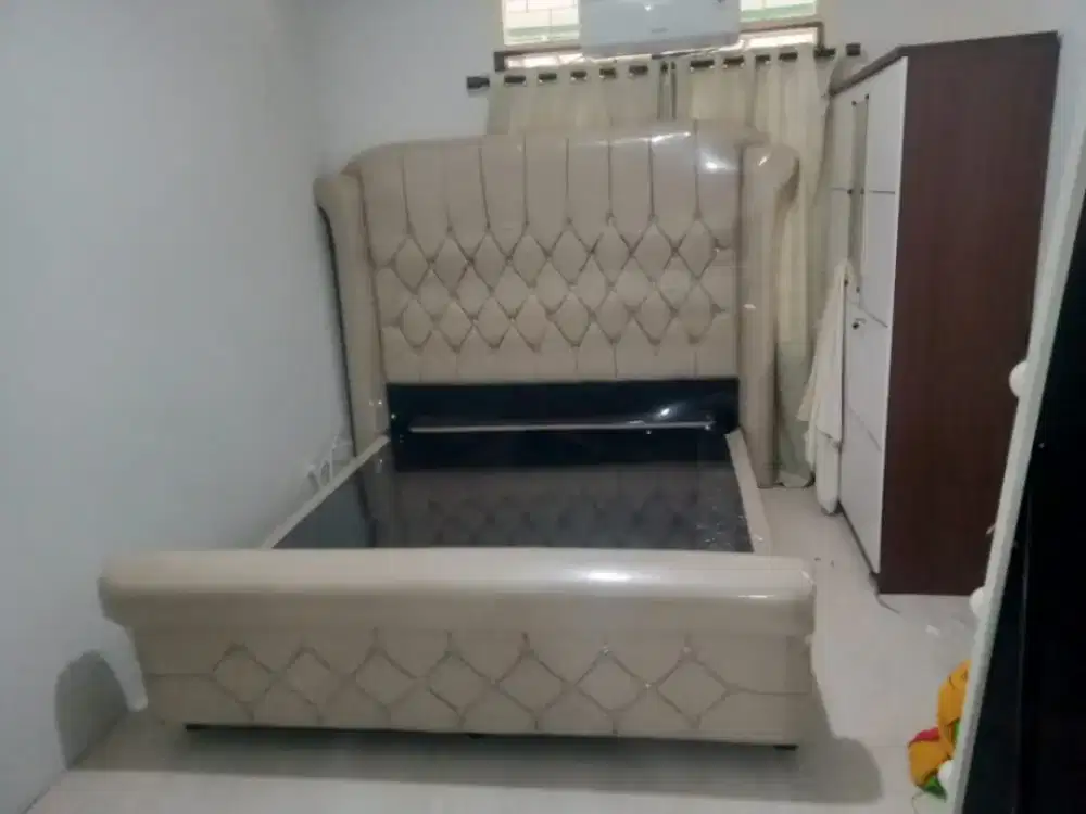 Dipan bahan kayu kuat
