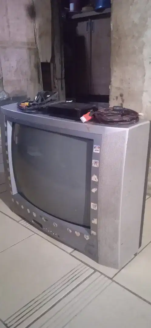 Tv toshiba dan set top box
