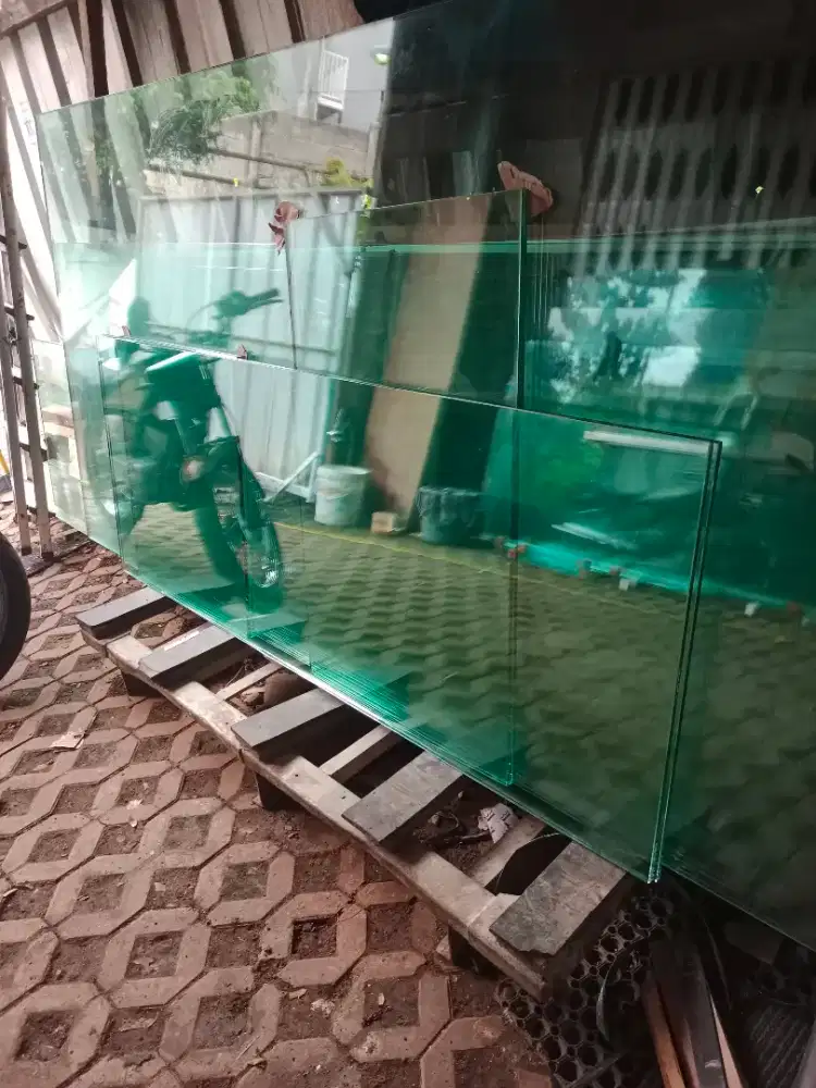 Kaca tempered Bekas