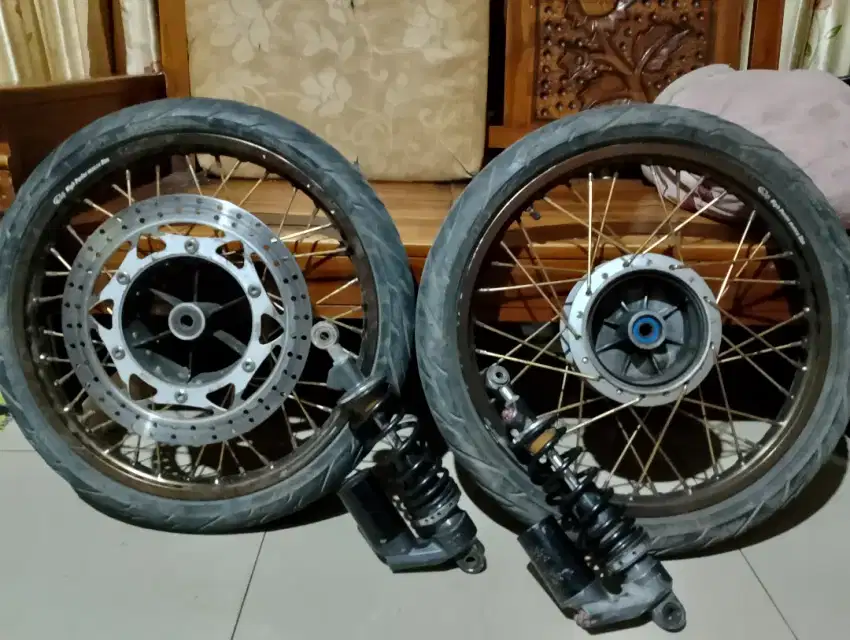 Satu set pelak r 17