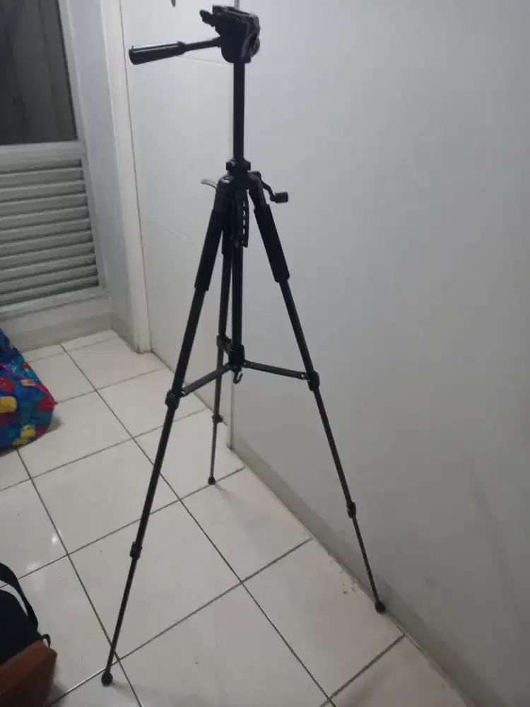 Tripod kamera merk Mixio 1,75 meter dapat di ringkas