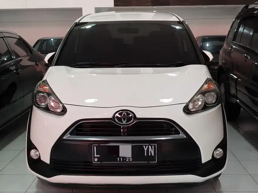Toyota sienta V 1.5 automatic putih 2017 fullori surabaya