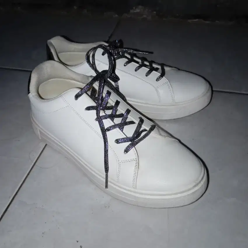 RUBI SEPATU PUTIH (PRELOVED) NEGO TIPISS