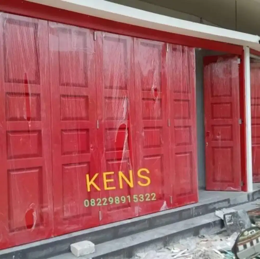 Pintu garasi rumah mewah