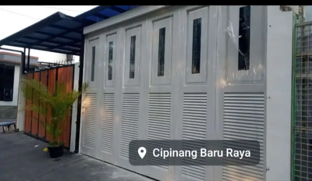 Pintu garasi rumah mewah
