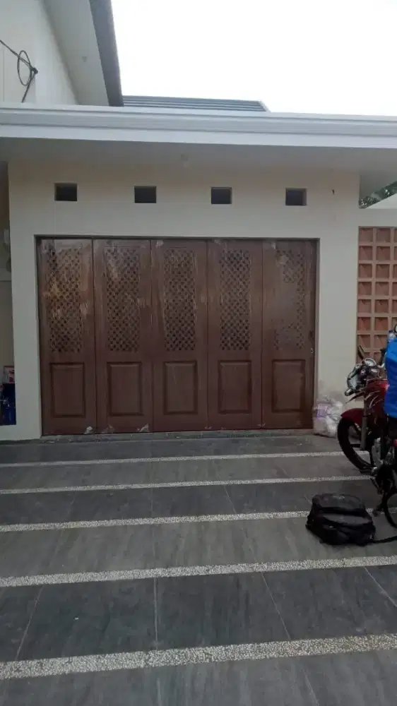 Pintu garasi dan ruko