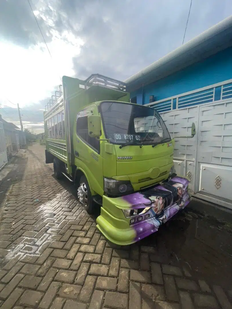 Di jual truk engkel hino dutro 4 roda standar