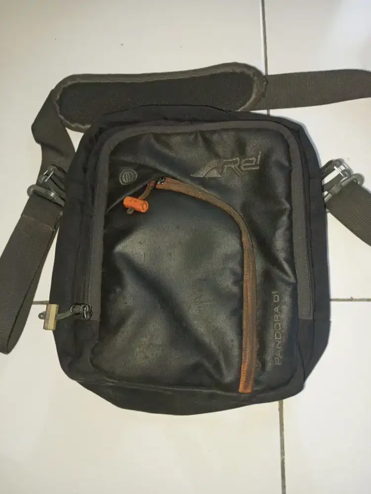 Tas slempang merk REI pandora