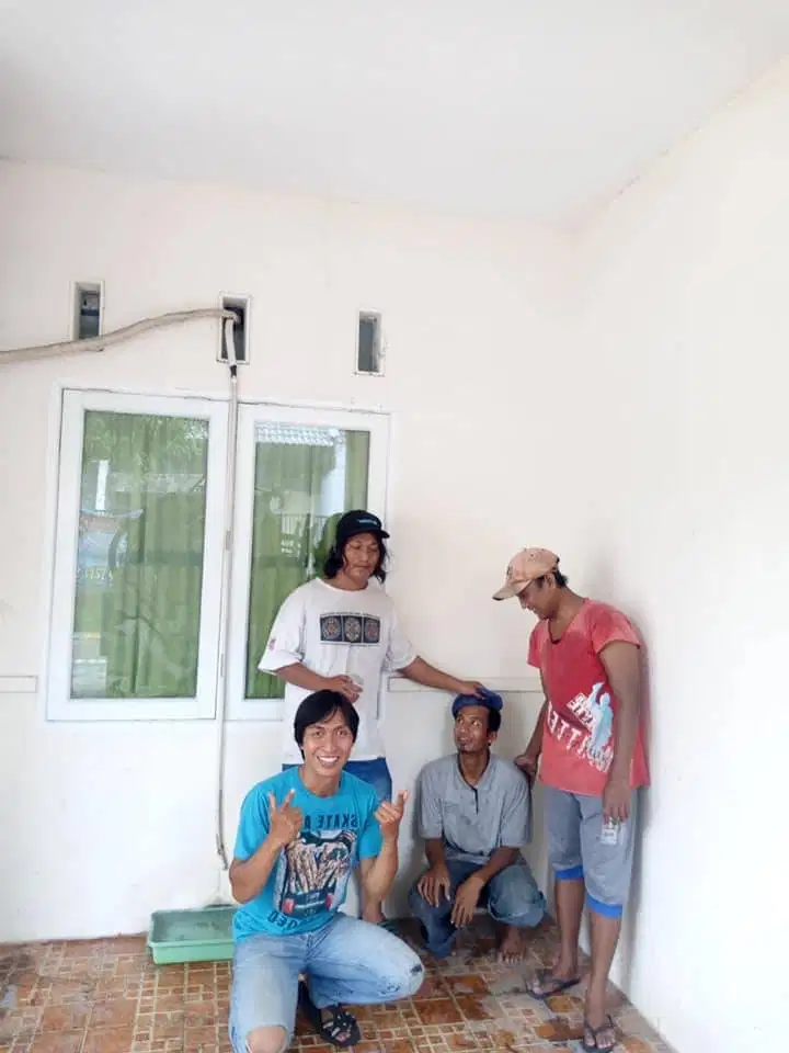 butuh tenaga kuat,tenaga orang banyak,untuk angkat barang berat