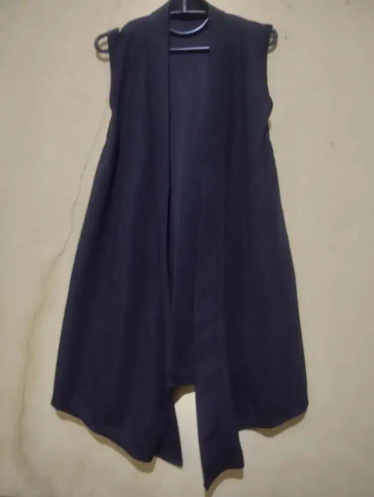 PRELOVED
CARDIGAN HITAM 
BAHAN STRETCH TEBAL
TANPA LENGAN