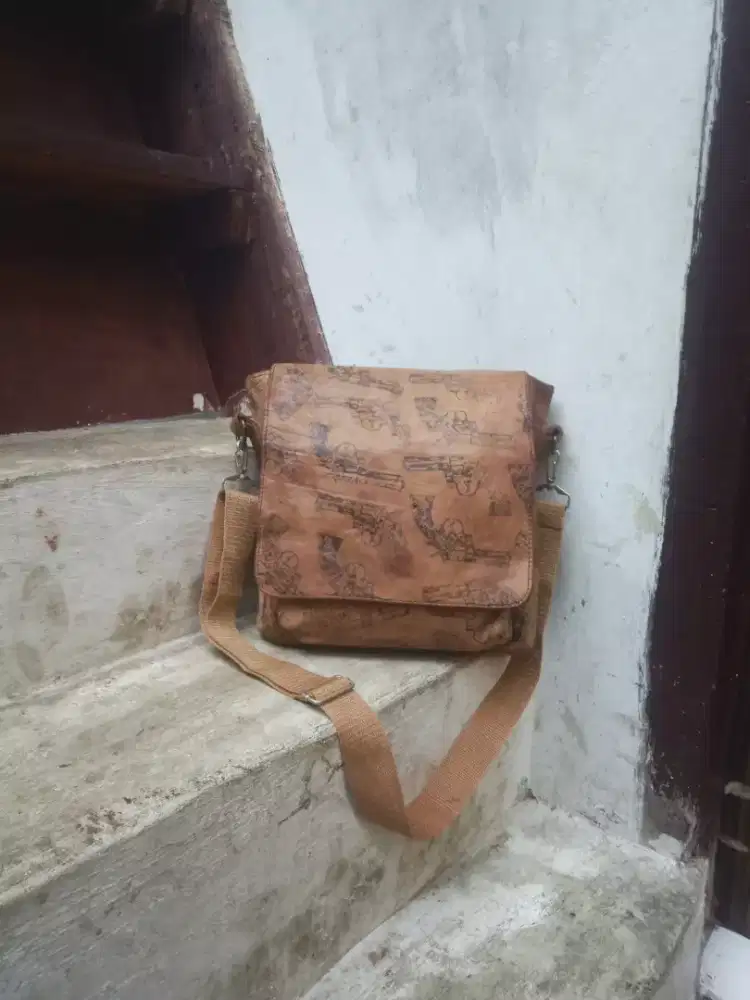 Tas Sling Bag Kulit Asli Bermotif