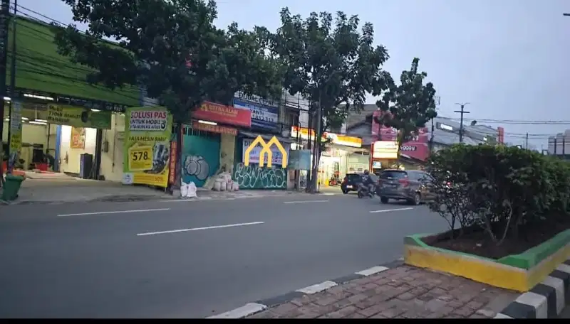 Disewakan Ruko 3 lantai ngantong di jalan raya Serpong