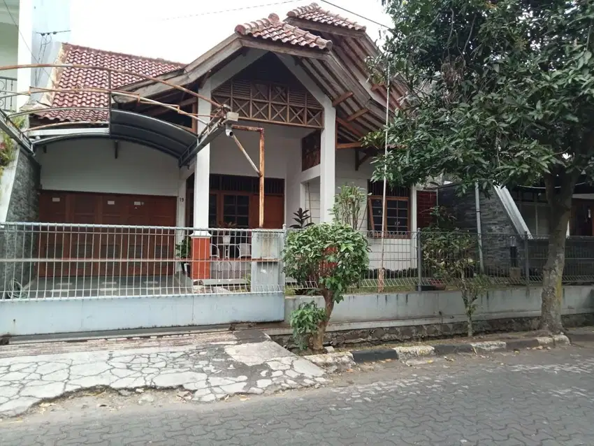 Dijual Rumah Lama Terawat Siap Huni di Cikutra Best Location Bandung