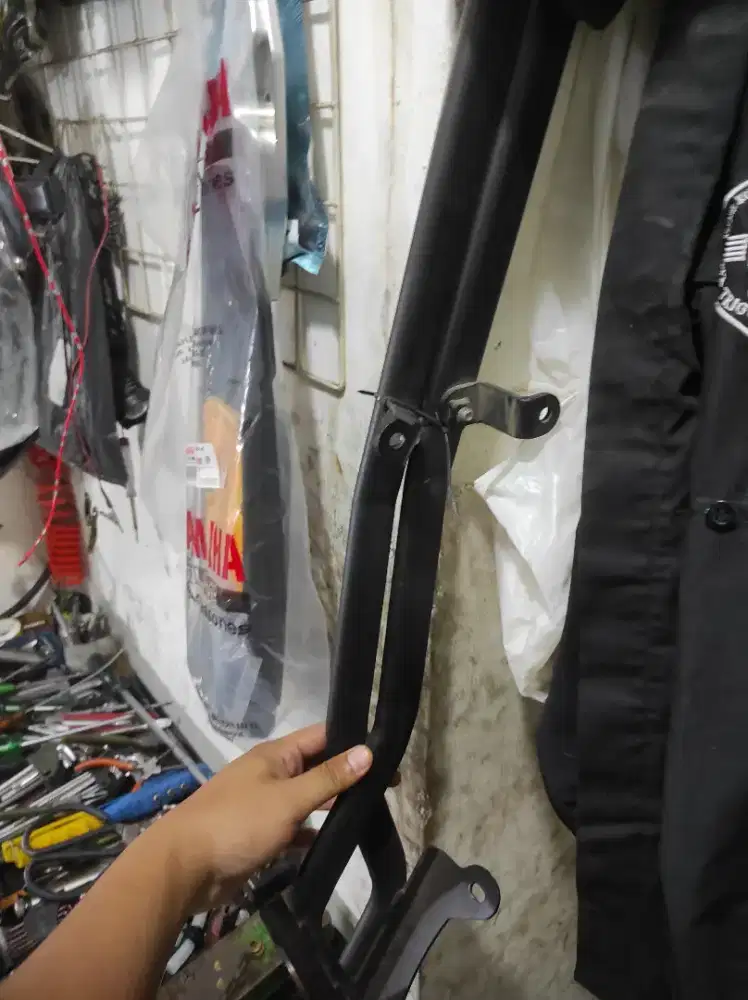 Breket / dudukan box aerox old