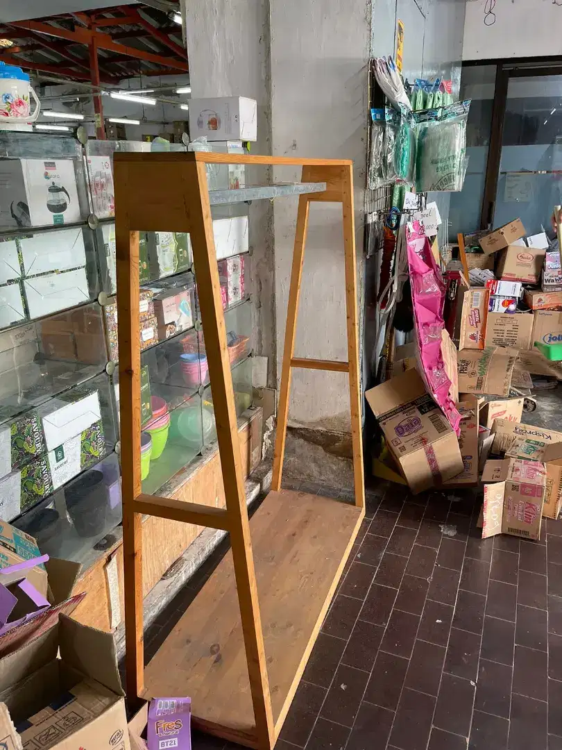 Rak display baju - rak display pakaian - rak display kayu