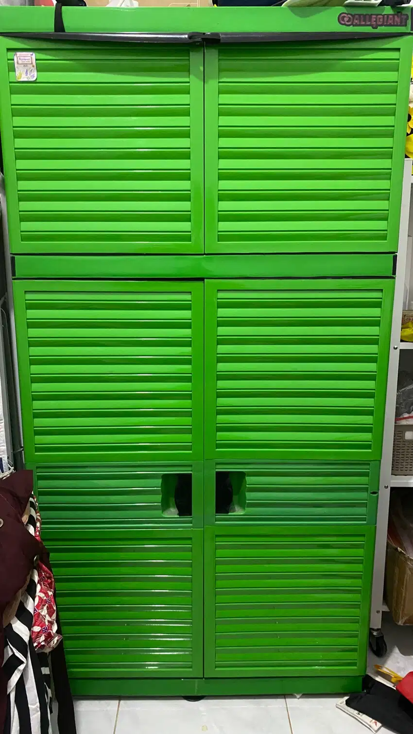 Lemari Plastik Besar